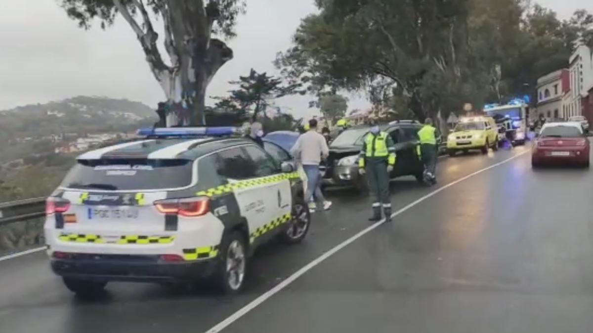 Choque frontal entre dos turismos en la carretera a Santa Brígida