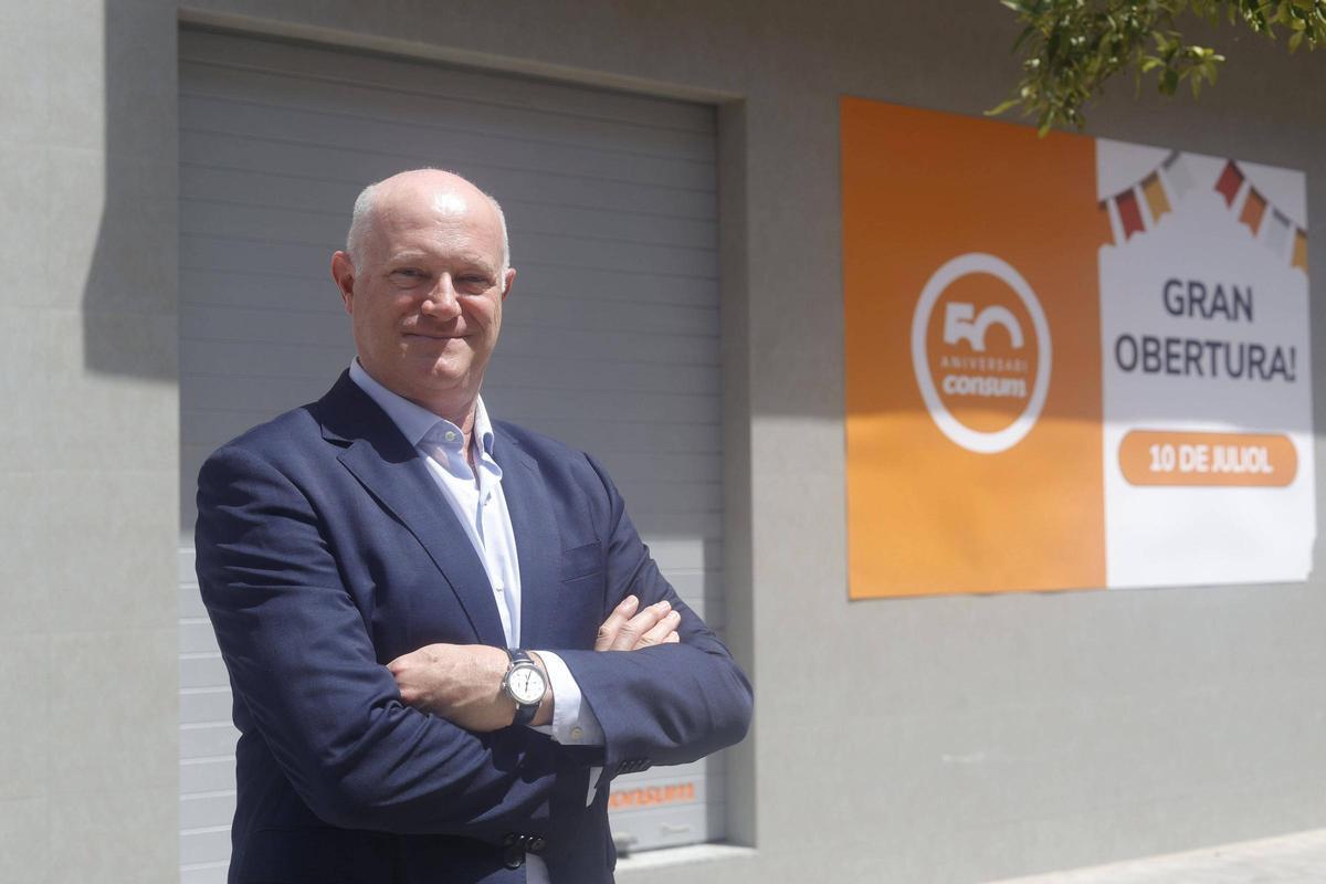 Antonio Rodríguez, director general de Consum, desde la primera tienda de Consum, en Alaquàs, ahora en reformas.