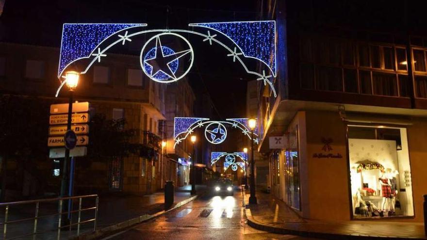 Iluminación navideña en una de las céntricas calles de Sanxenxo. // Gustavo Santos