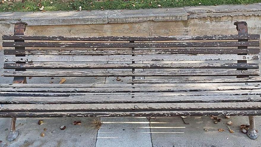 Un banc atrotinat on no ve gens de gust seure per reposar