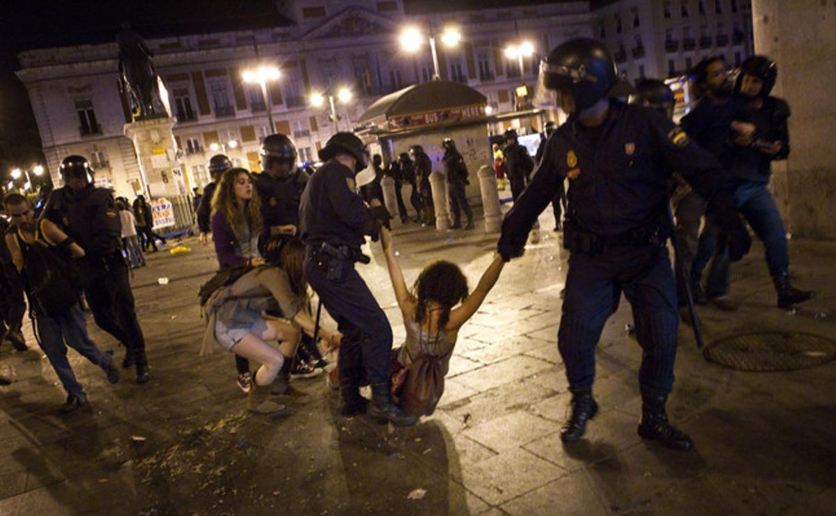 La policia desallotja diversos indignats que pretenien passar la nit a Sol. La policia desallotja diversos indignats que pretenien passar la nit a Sol.