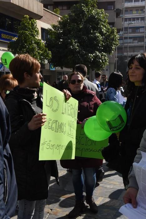 Los interinos de Educación protestan por las oposi