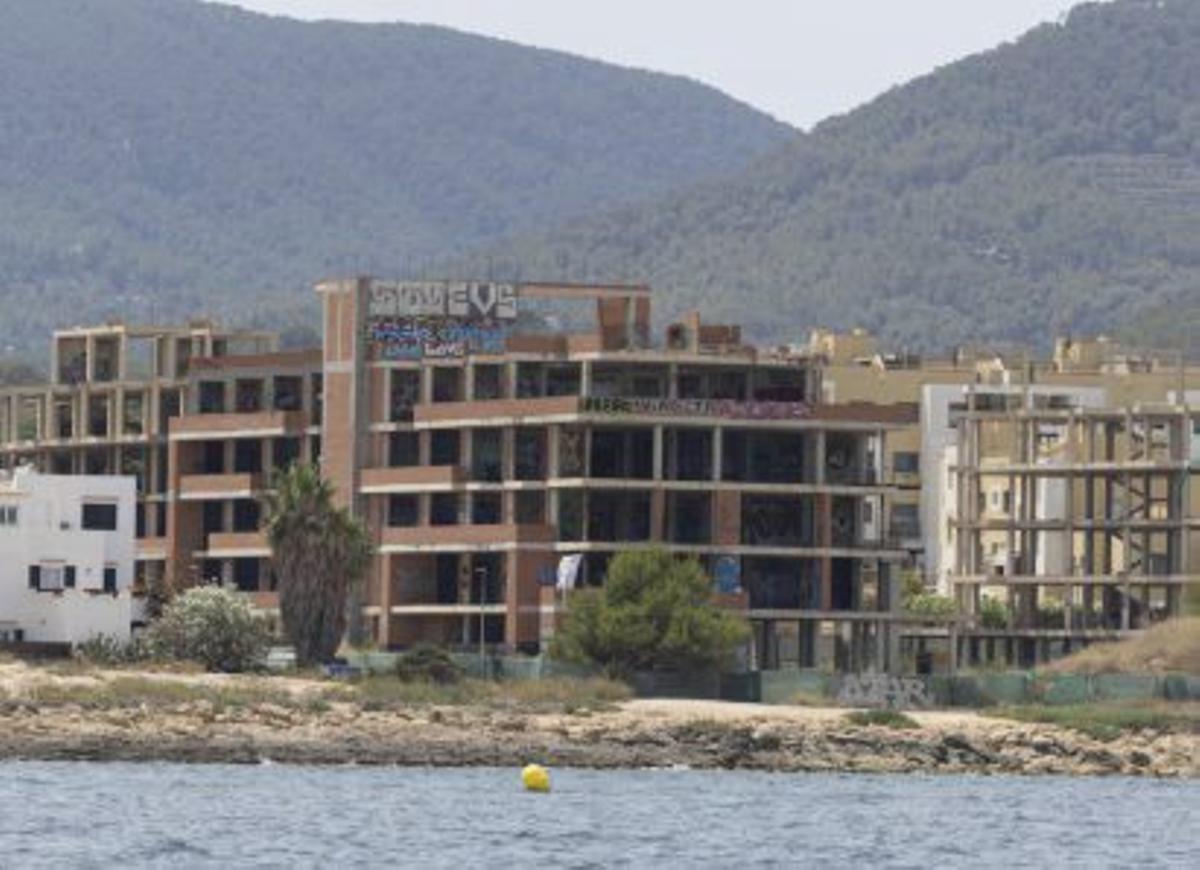 Estructura en la que viven personas sin hogar en Cala de Bou.