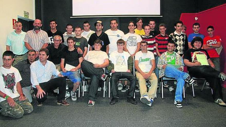 Los participantes en la quinta escuela taller del bajo Nalón, ayer, en Muros.