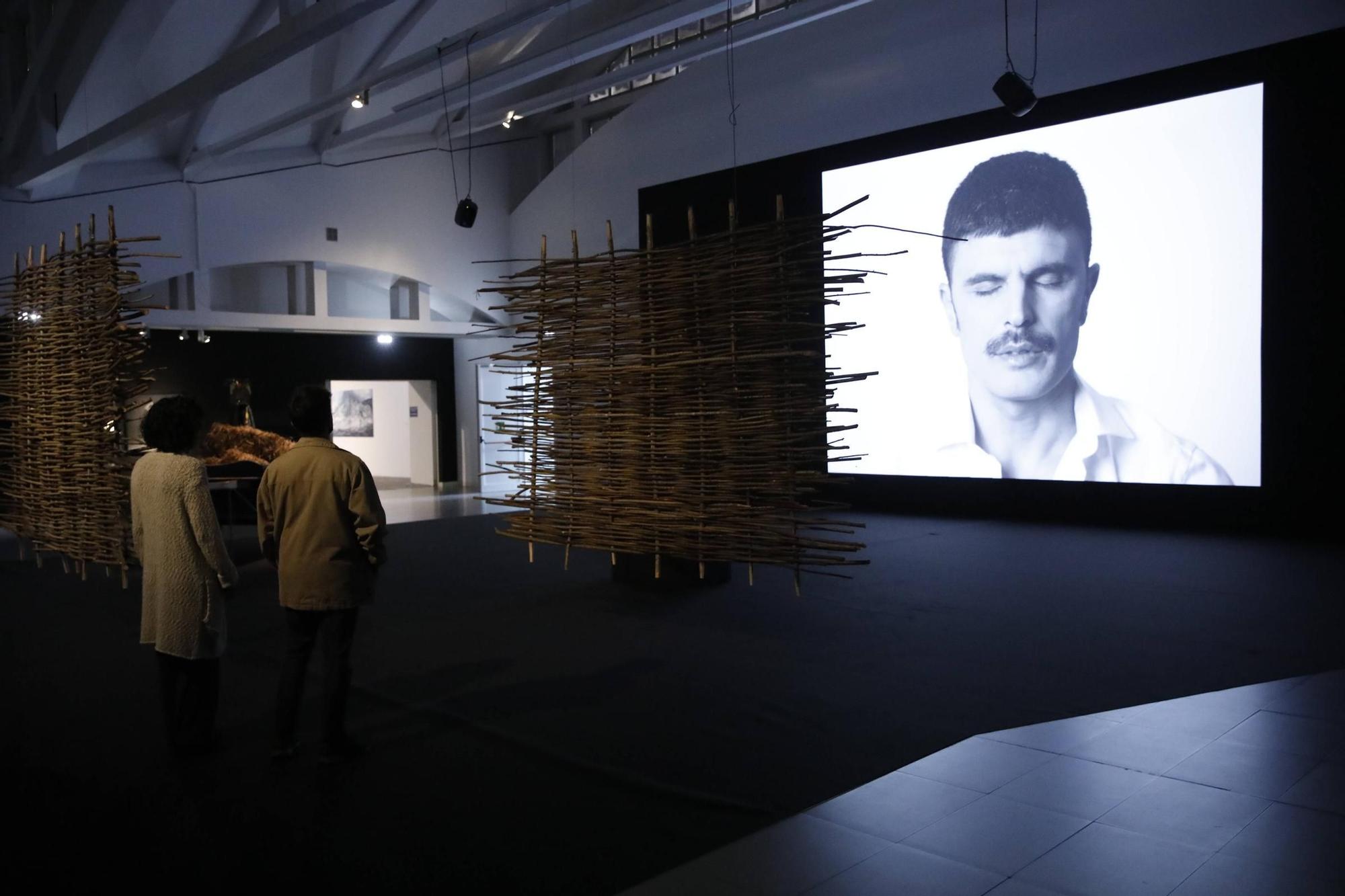 En imágenes: El universo creativo de Rodrigo Cuevas invade Laboral Centro de Arte