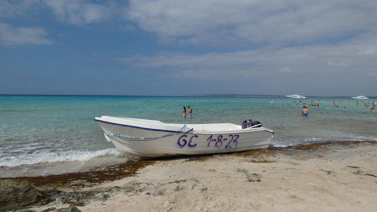 Das Migrantenboot blieb am Strand von Formentera zurück