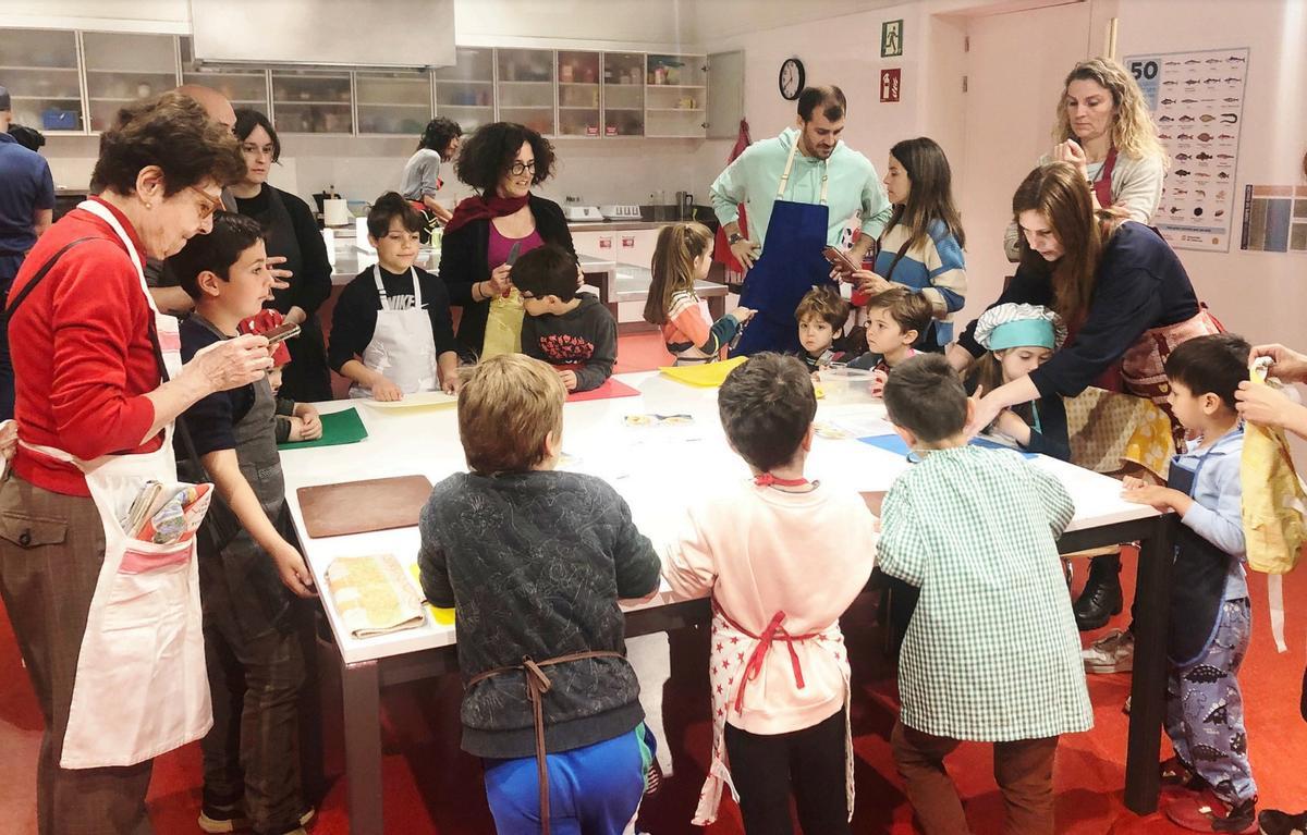 Un taller de cocina entre niños y adultos, con productos del mercado.