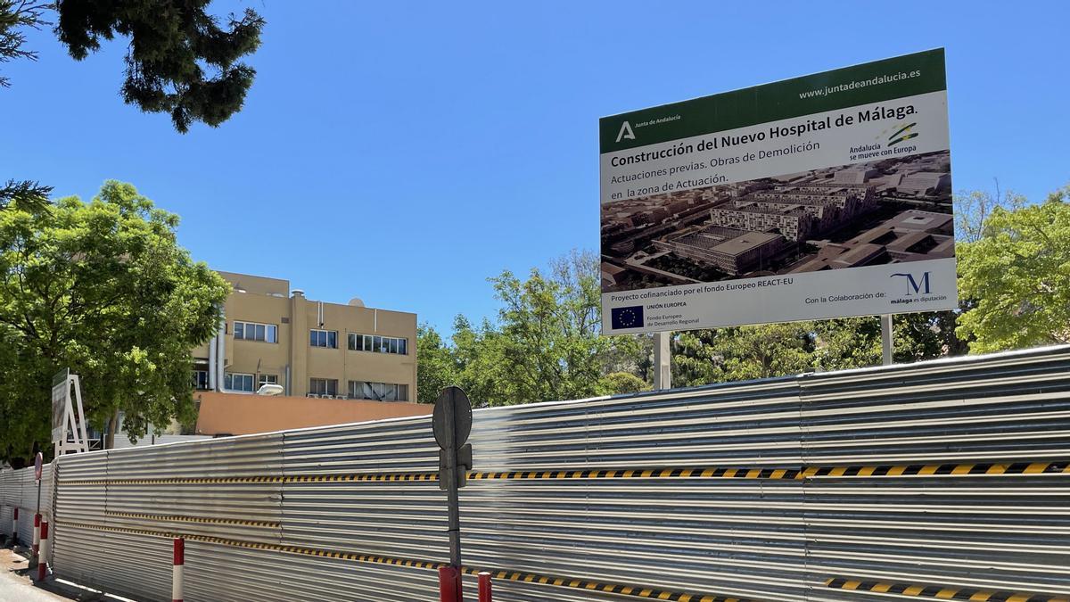 Cartel que anuncia la construcción en el aparcamiento del Hospital Civil del macrohospital.