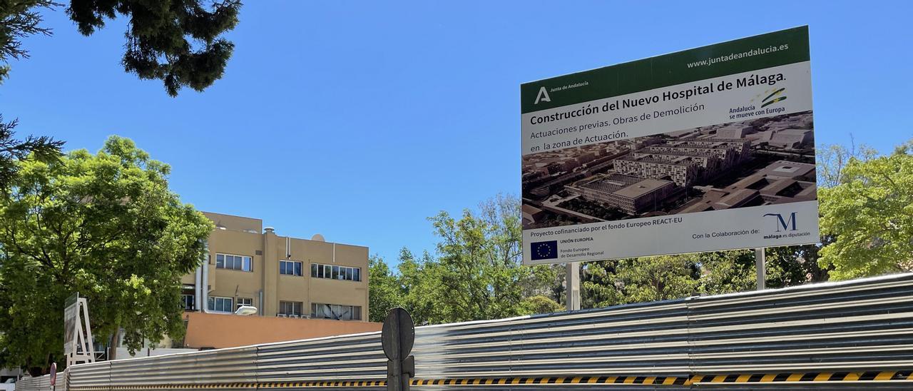 Cartel que anuncia la construcción en el aparcamiento del Hospital Civil del macrohospital.