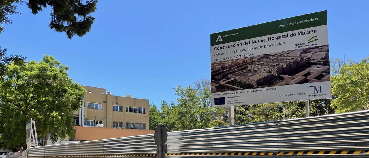 Cartel que anuncia la construcción en el aparcamiento del Hospital Civil del macrohospital.