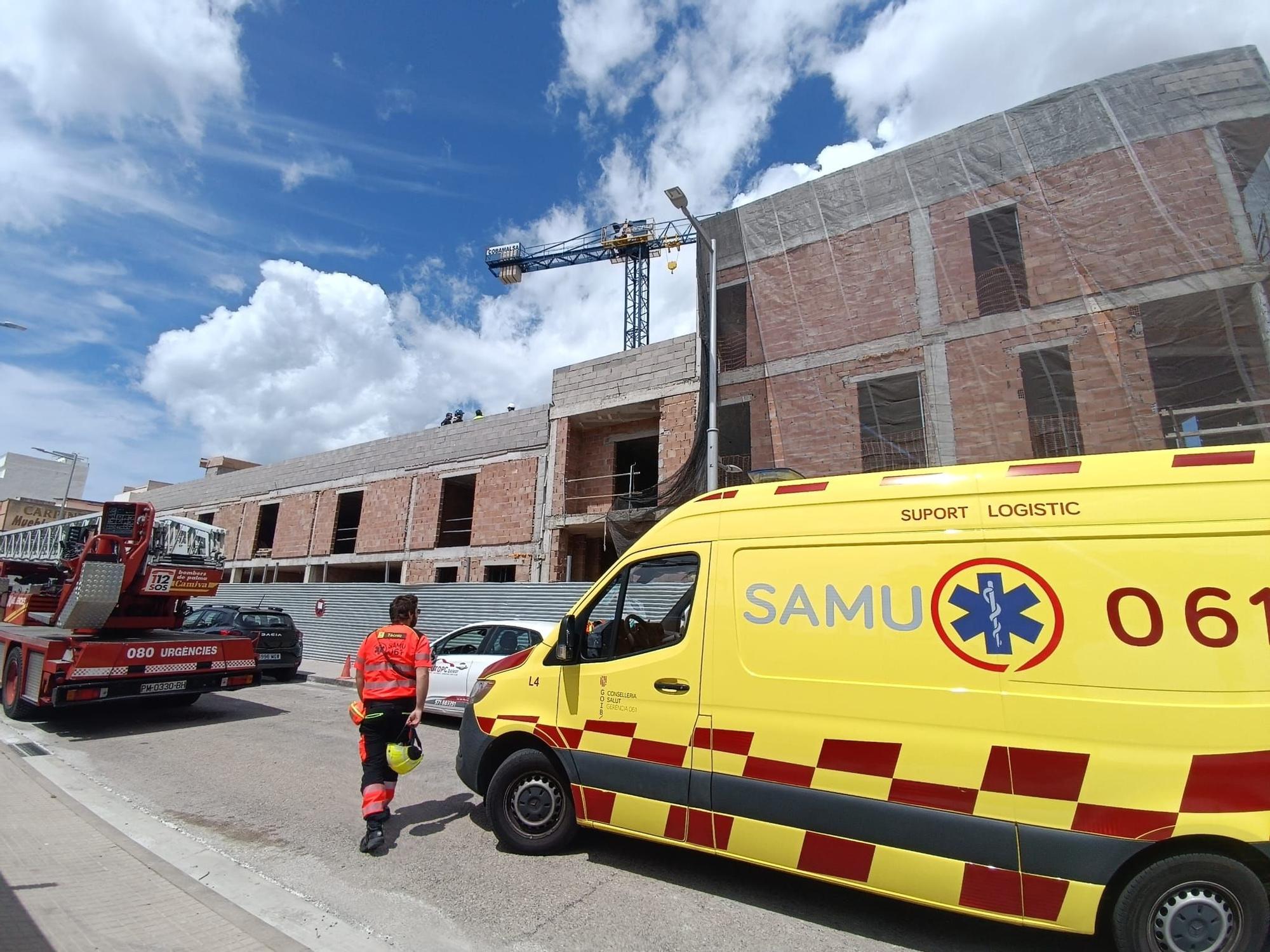 Un hombre se encarama a una grúa en una obra del Coll d'en Rabassa