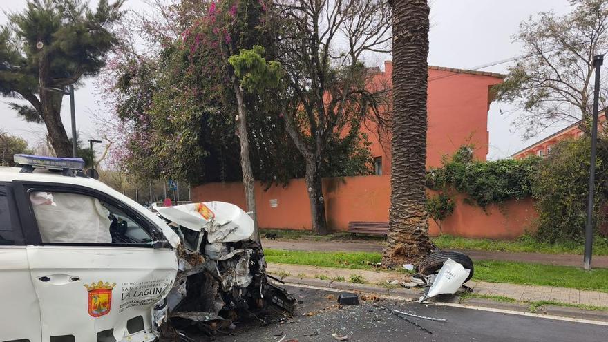 Un vehículo municipal choca contra una palmera y provoca retenciones en La Laguna