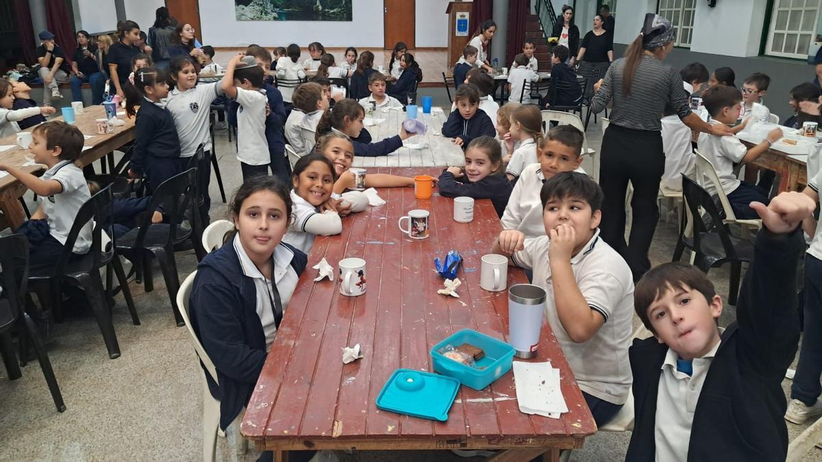 Los Güevos Pintos en el colegio Covadonga de Santa Fe