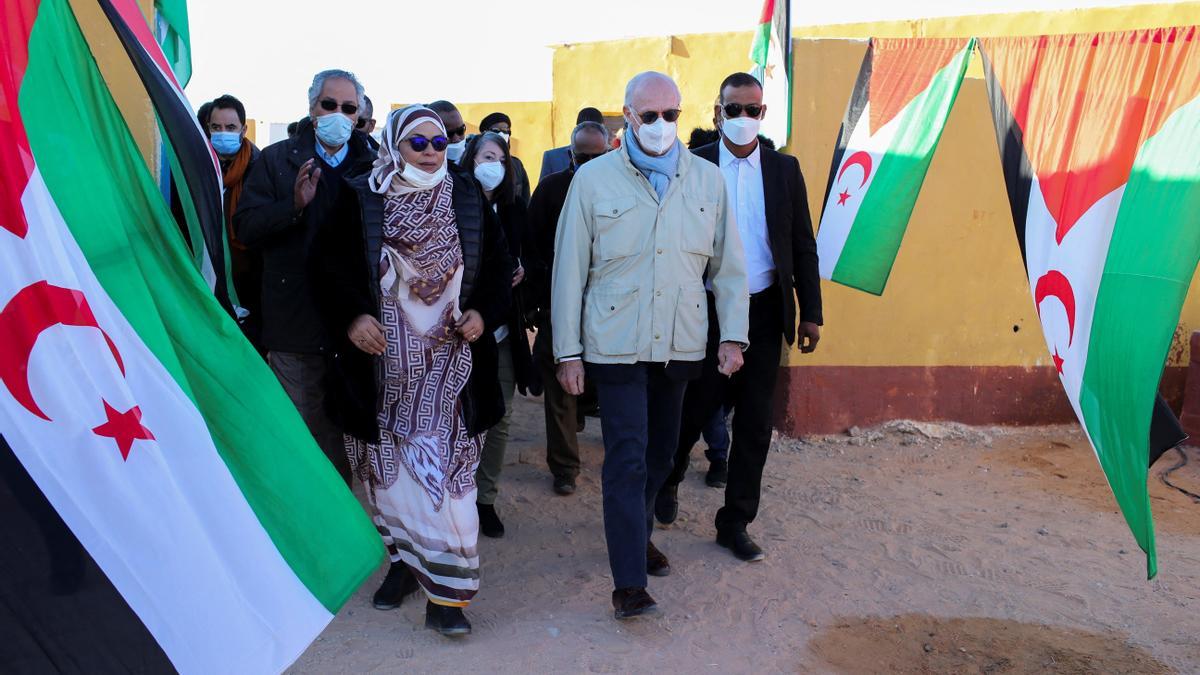 El enviado especial de la ONU para el Sáhara Occidental, Staffan de Mistura, en los campamentos saharahuis de Tinduf (Argelia).