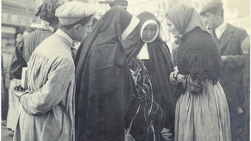 Monjas comprando gallinas a principios del siglo XX.