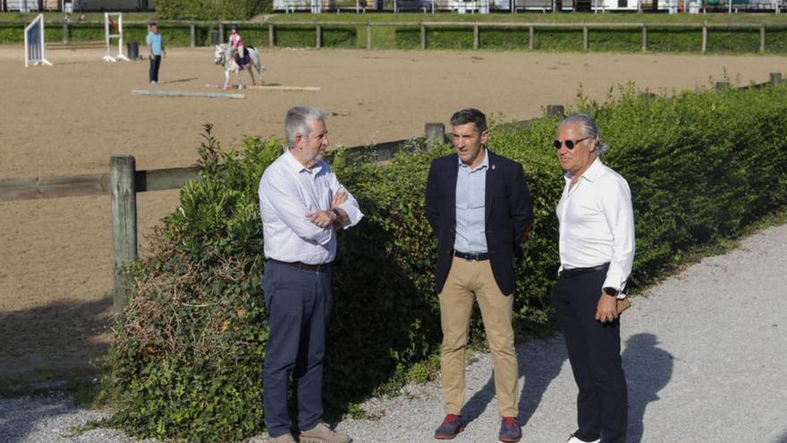 Por la izquierda, Mario Vigil, Jorge Pañeda y Jesús Kocina, ayer por la tarde en el Club Hípico Astur. | Marcos León