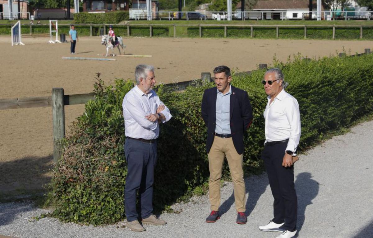 Por la izquierda, Mario Vigil, Jorge Pañeda y Jesús Kocina, ayer por la tarde en el Club Hípico Astur. | Marcos León