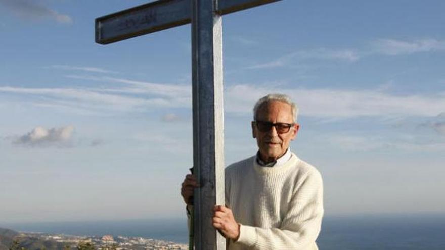 El padre Tejera, junto a la cruz del San Antón