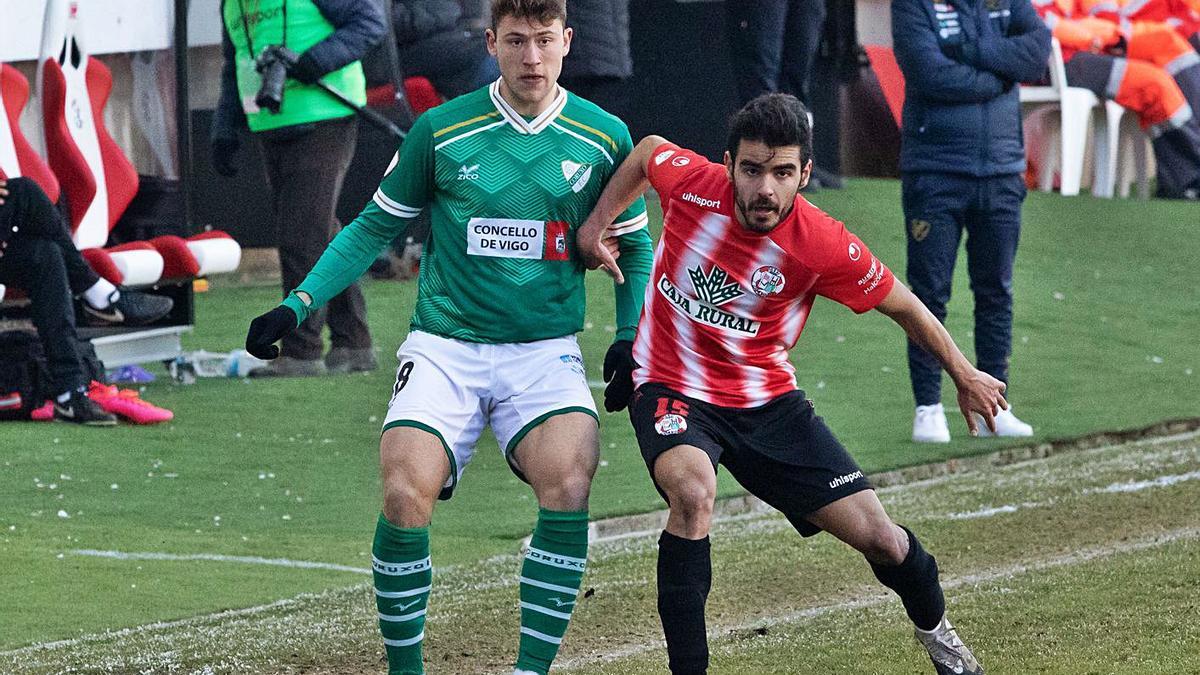 Valiño lucha por un balón con el zamorano Conejo, en el partido del domingo pasado. |  // J.L. FERNÁNDEZ