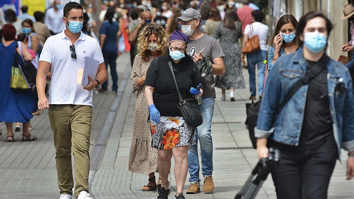 Personas caminando con mascarillas por una calle de Pontevedra. |  // RAFA VÁZQUEZ