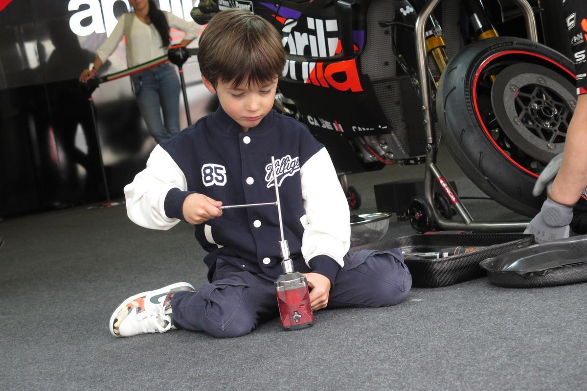 Max Espargaró juega con las herramientas, en Aprilia.