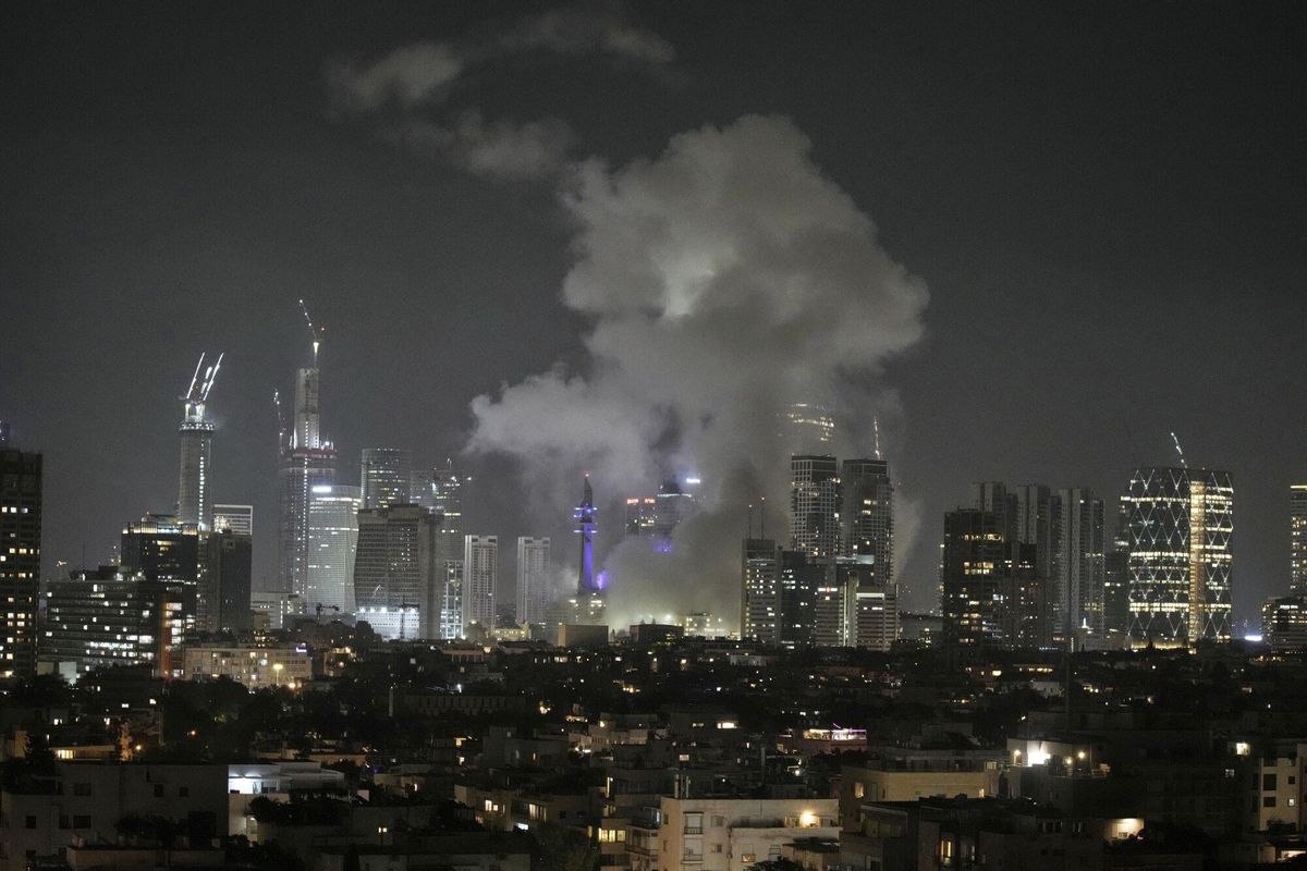 Iran lanza misiles sobre Tel Aviv respondiendo el ataque de Israel.