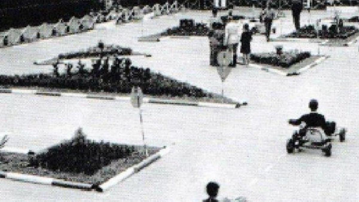 Una imagen del Parque Infantil de Tráfico en su apertura, en septiembre de 1962. | Archivo Municipal de Gijón-Colección Municipal / Marcos León / Libro «Parque de Isabel la Católica» de Daniel Arbesú