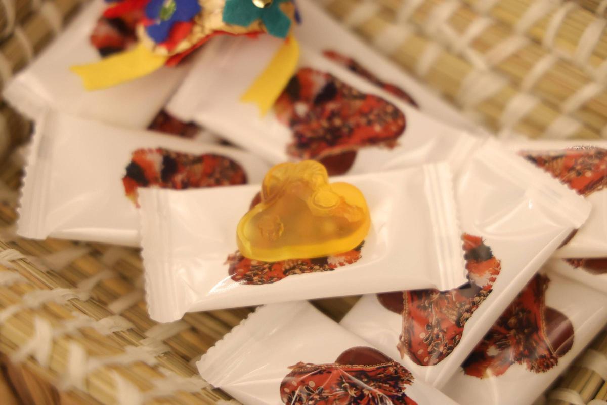 Una gominola inspirada en la gorra de montermoseña refuerza la promoción turística de Cáceres Una gominola inspirada en la gorra de montermoseña refuerza la promoción turística de Cáceres