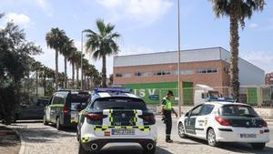 Patrullas de la Guardia Civil en el acceso a la zona de poniente del puerto de Alicante.
