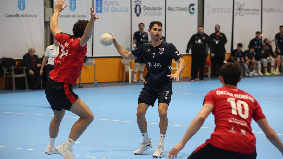 Álex Chan busca un pase en el duelo del curso pasado frente al Alcobendas.