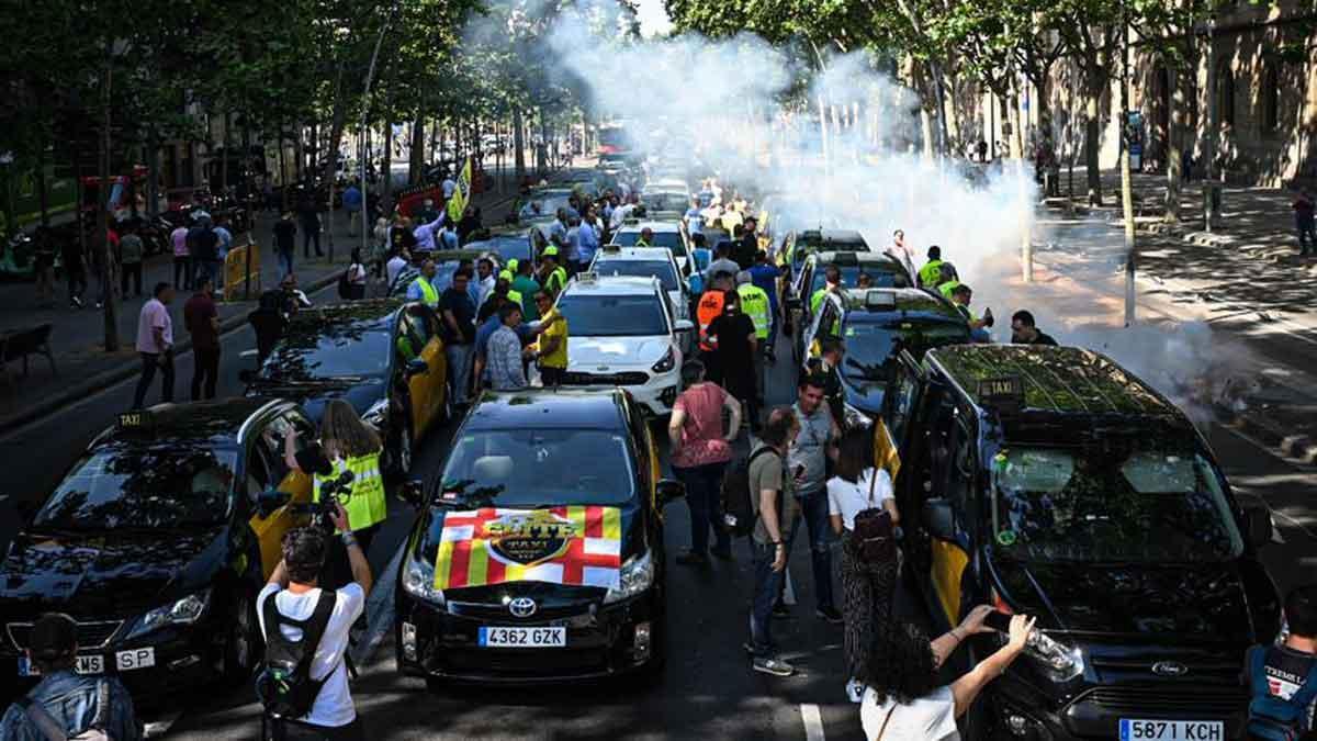 Marcha lenta de taxis por el centro de Barcelona.