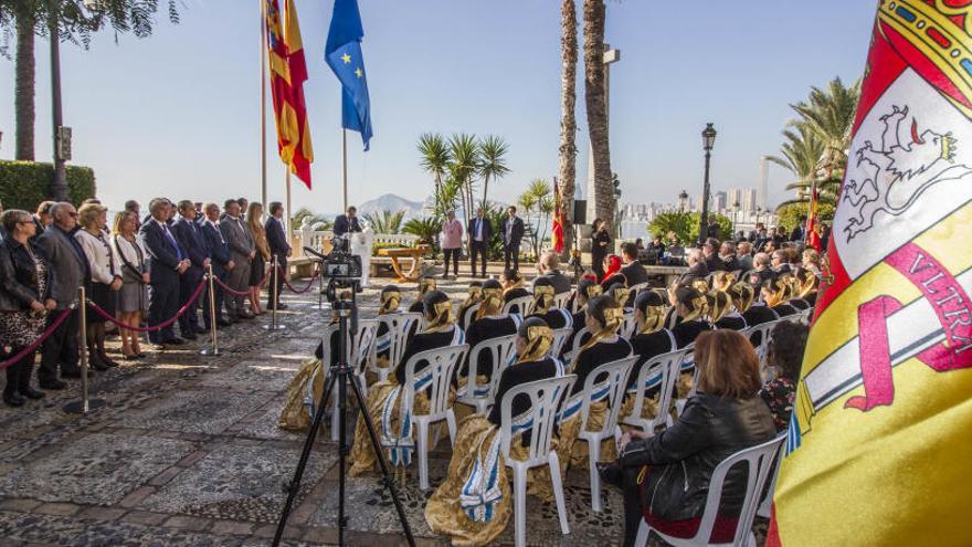 Benidorm reconoce a Scouts, Amas de Casa y Comerciantes en el día de la Constitución