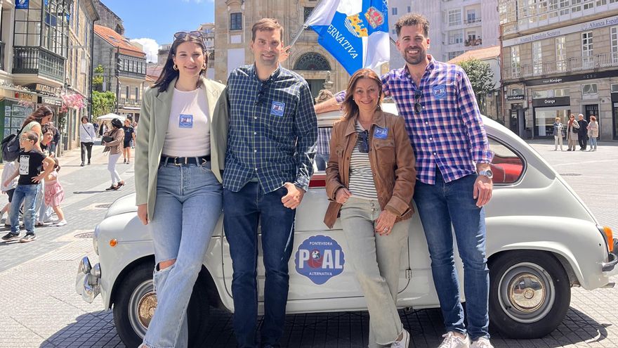 El equipo de POAL junto al 600 en la Praza da Peregrina.