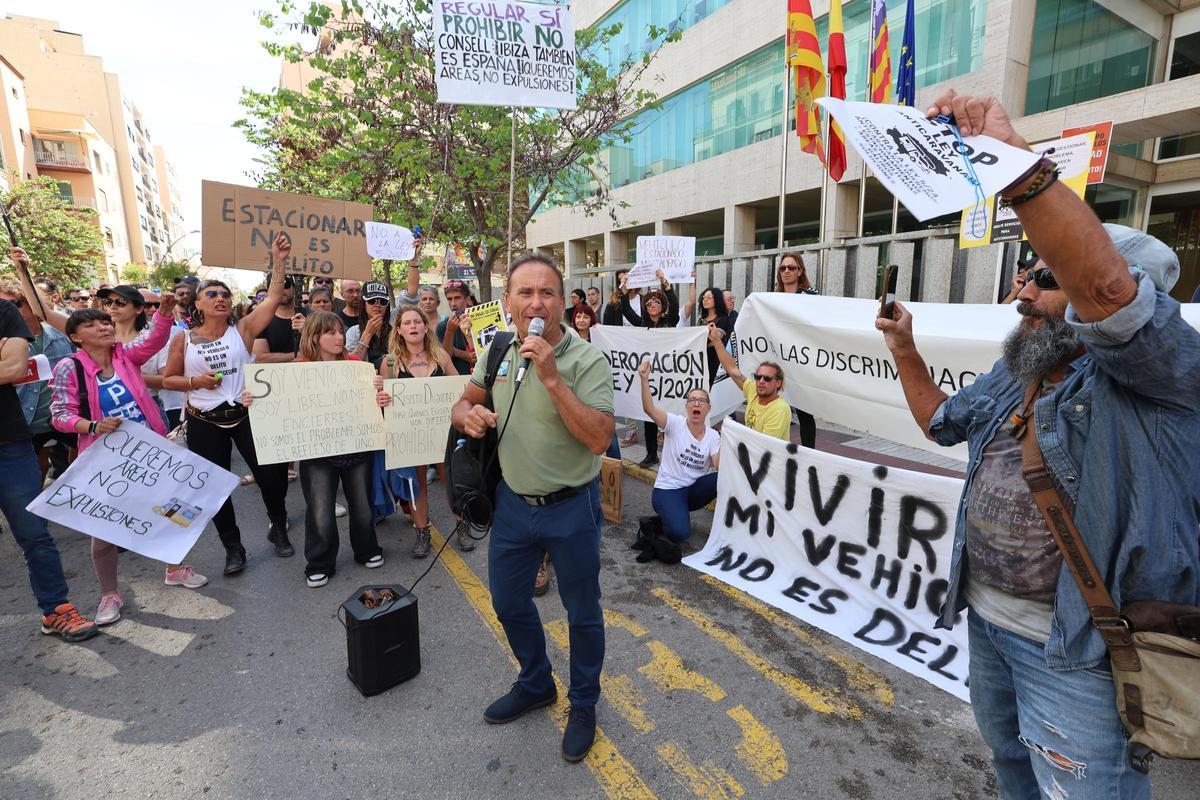 Jesús Gallardo, con micrófono y altavoz, este mediodía frente al Consell.