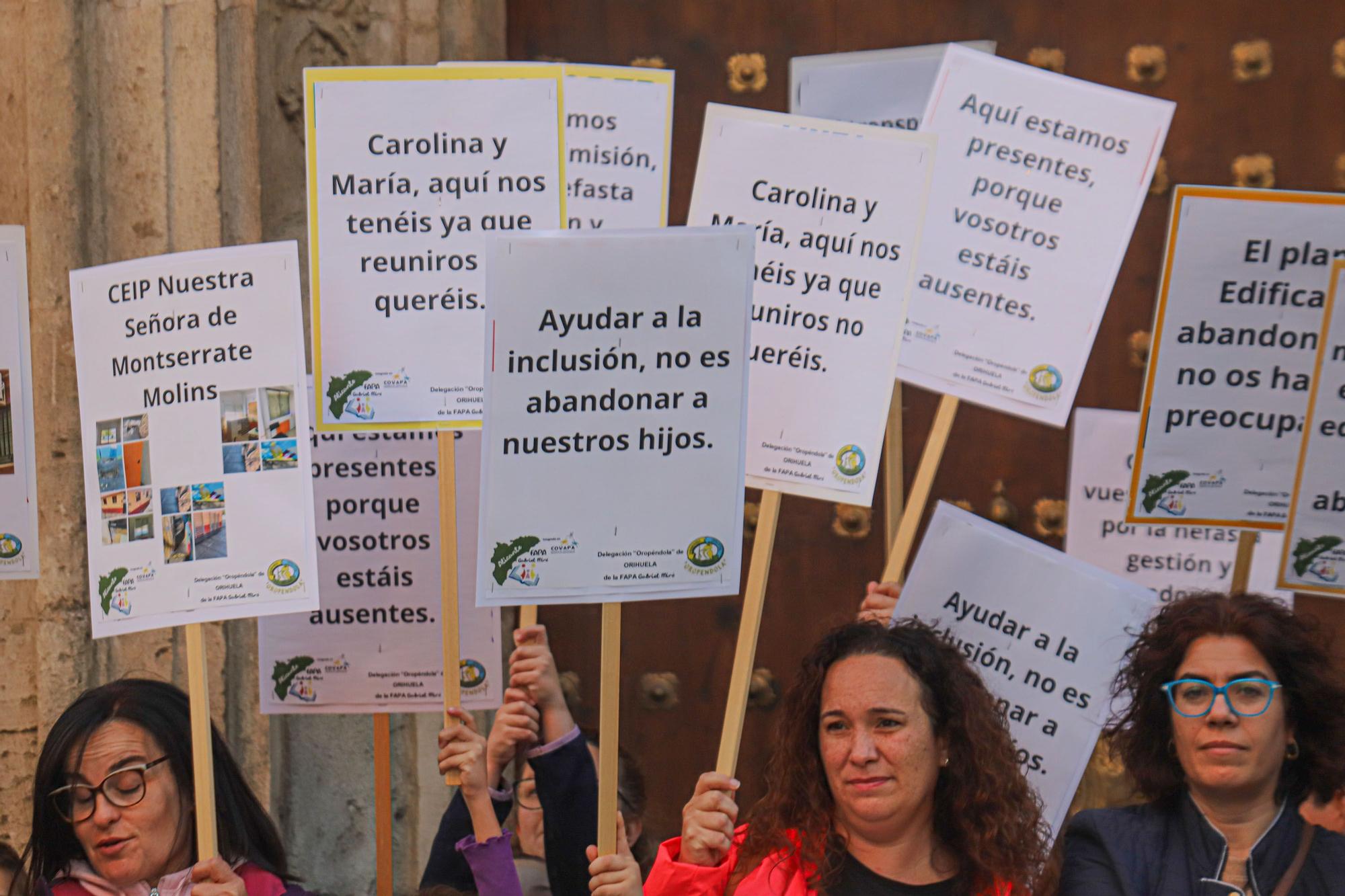 Protesta de las AMPAS  por el mal estado de los colegios en el Ayuntamiento de Orihuela