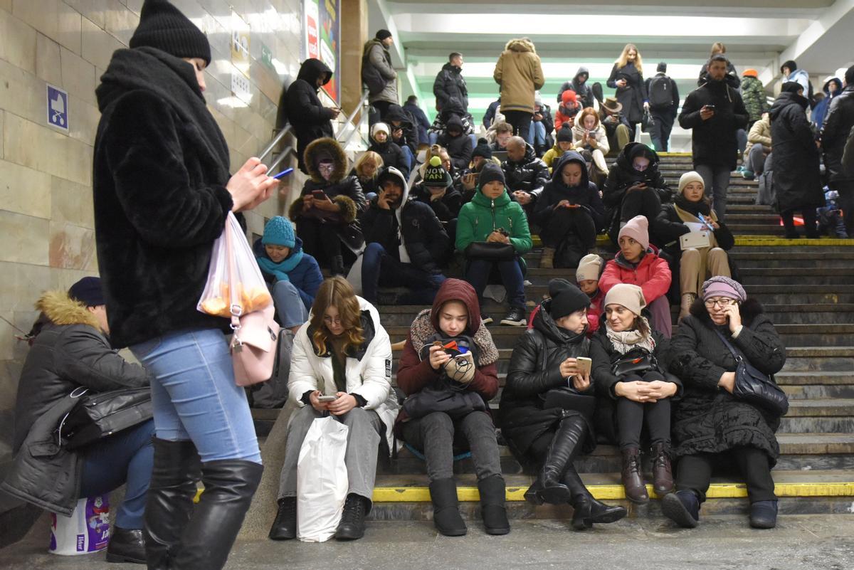 El metro de Kiev, refugio durante las alertas de ataques aéreos