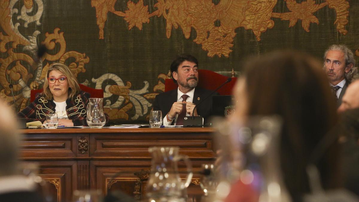 El alcalde, entre la vicealcaldesa y el secretario municipal, en un Debate sobre el Estado de la Ciudad