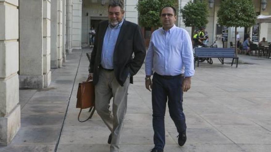 Carlos Giménez (a la dcha) junto a su abogado a la llegada ayer a la Fiscalía.