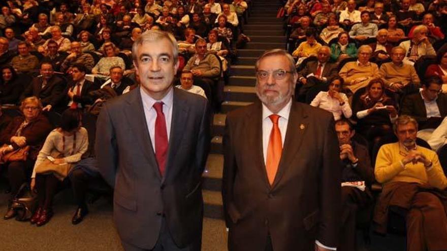 Luis Garicano (izquierda) junto a Juan José Santamaría, decano-presidente del Colegio de Economistas de Pontevedra // RICARDO GROBAS