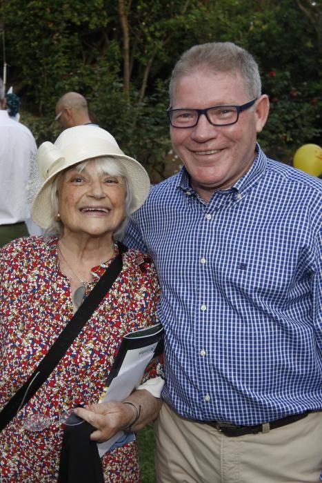 La dibuixant Pilarín Bayés i l'alcalde de Palafrugell, Juli Fernández, durant l'acte de dissabte.