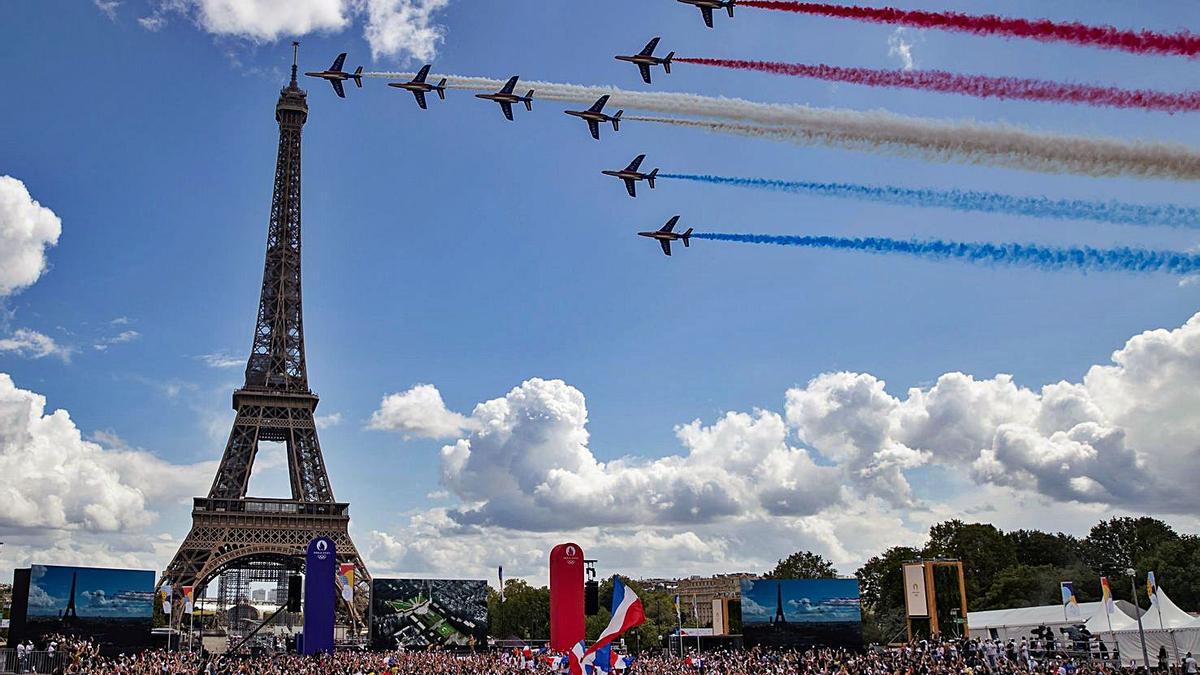 Aviació de l’exèrcit francès sobrevolant l’entorn de la torre Eiffel, ahir al migdia  | EFE/IAN LANGSDON