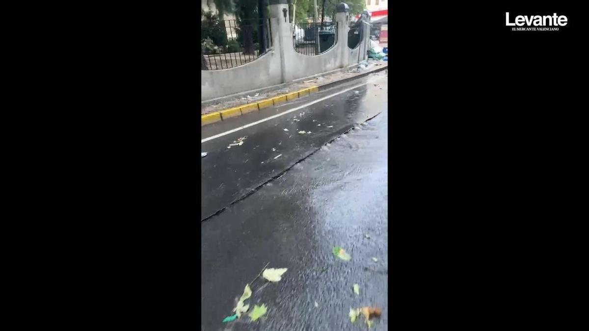 Desmontaje de paradas ambulantes bajo la lluvia en la Fira de Xàtiva