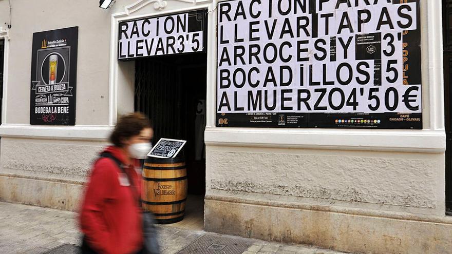 Un local anuncia sus menús para llevar, la única actividad permitida al menos hasta marzo. | M. A. MONTESINOS
