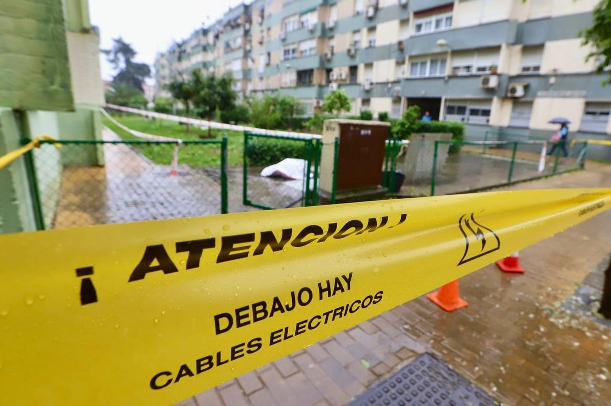 Zona acordonada por el peligro de cables eléctricos en la zona del transformador inundado en el Parque Figueroa.