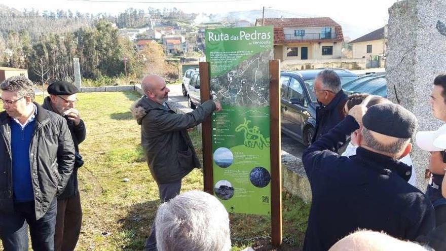 El arqueólogo Xurxo Constenla da explicaciones sobre uno de los nuevos paneles de la Ruta das Pedras, en un acto ayer en Ventosela al que también acudió el alcalde Javier Bas (a la izquierda). // FdV