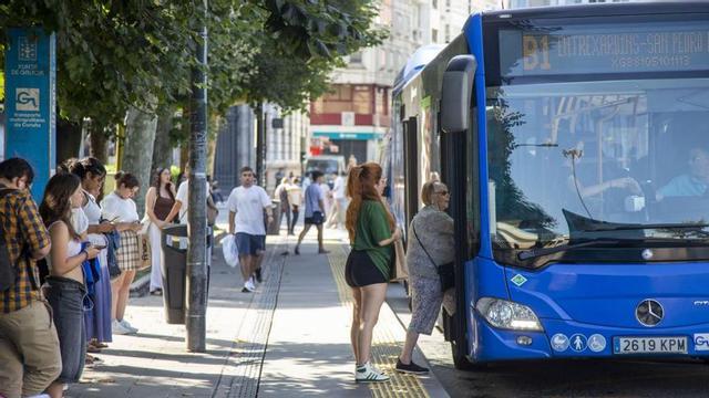 Usuarios suben a un bus metropolitano en Entrexardíns, en A Coruña.