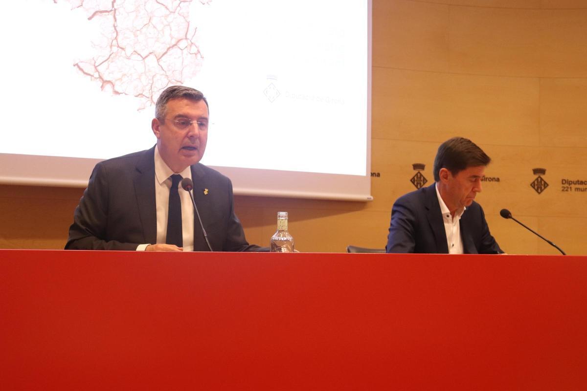 El president del Consorci d'Aigües Costa Brava Girona, Miquel Noguer, amb el director, Jordi Agustí, en la roda de premsa sobre el pla de xoc de l'ens a causa de la sequera.