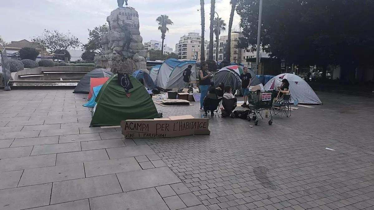 Noch eher übersichtlich: Das Protestcamp an der Plaça d'Espanya.
