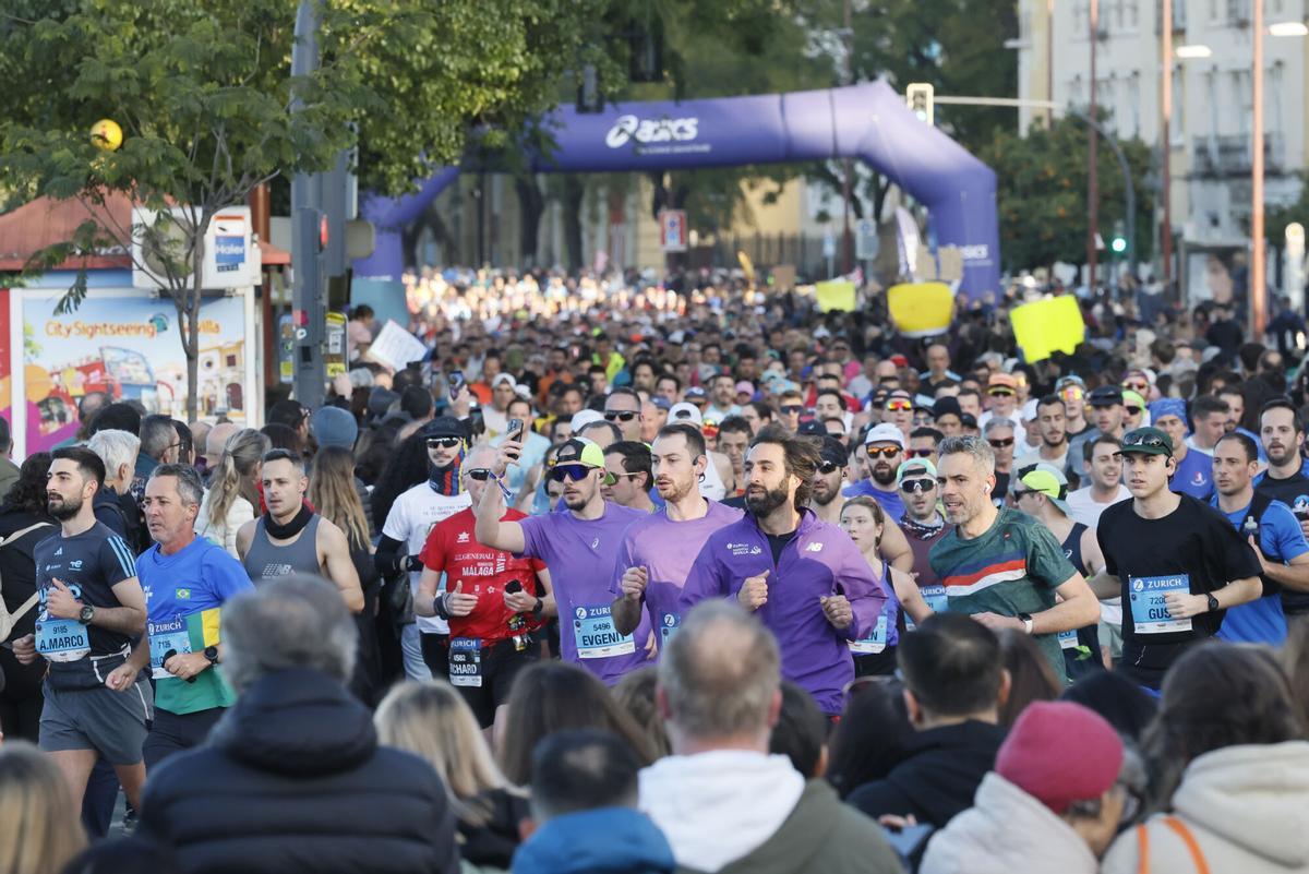 Varios atletas durante el XLI Zurich Maratón de Sevilla que se disputa este domingo en la capital andaluza.
