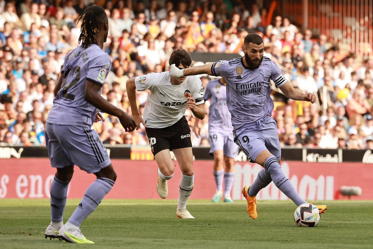 Benzema conduce el balón en una jugada del partido ante el Valencia en Mestalla.